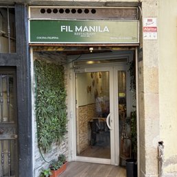 Fil Manila’s green sign and open entrance on Carrer de les Ramelleres